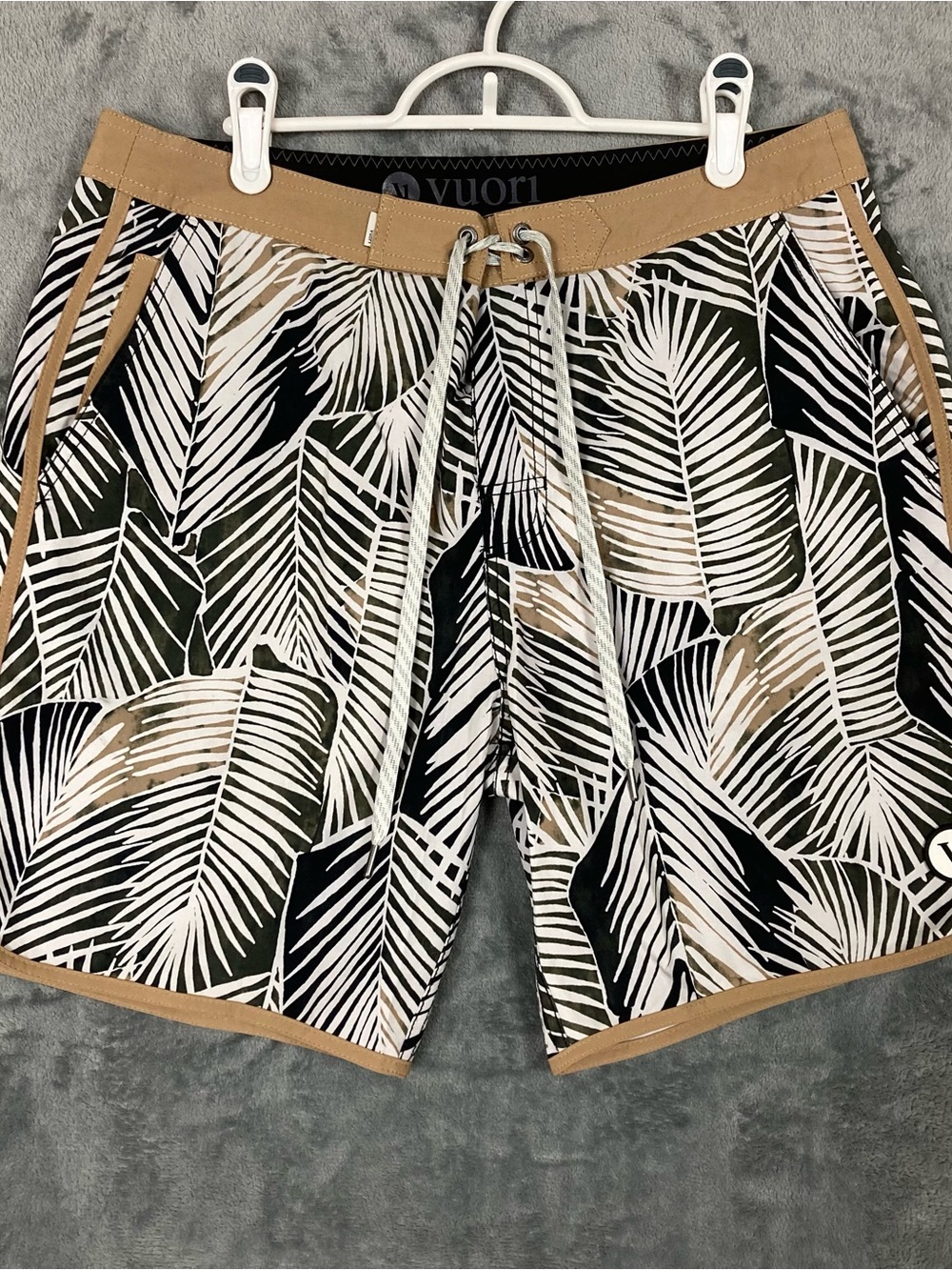 Vuori Men’s Size 32 Cruise Board Shorts Swim Trunks Beach Drawstring Palm Leaves